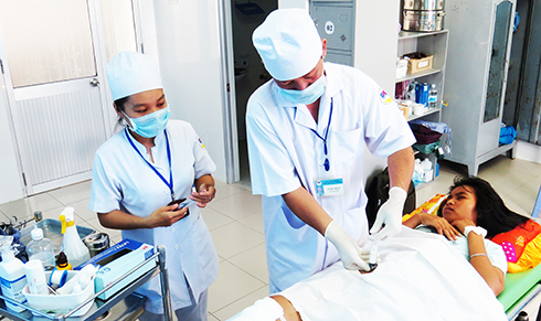 Cử nhân Trương Vĩnh Tỵ thực hiện ca gây tê vùng đùi cho bệnh nhân sau mổ
