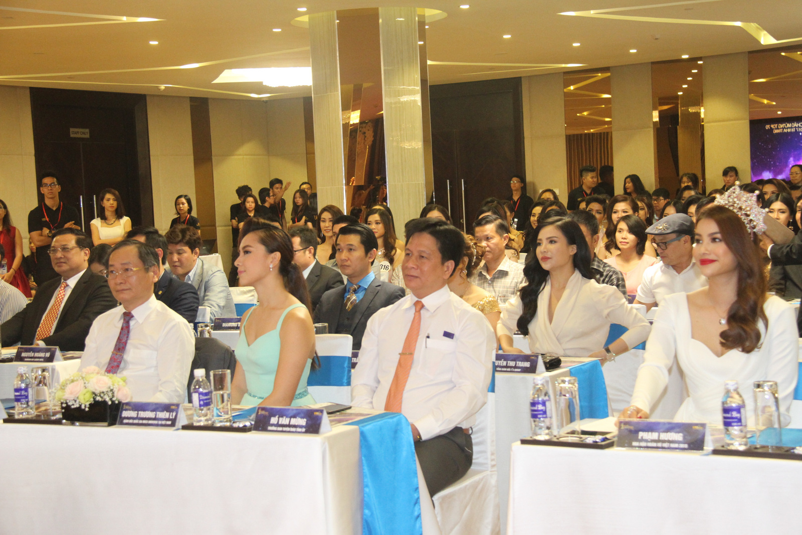  Đại biểu dự họp báo Bán kết Hoa hậu Hoàn Vũ Việt Nam 2017 tại Nha Trang