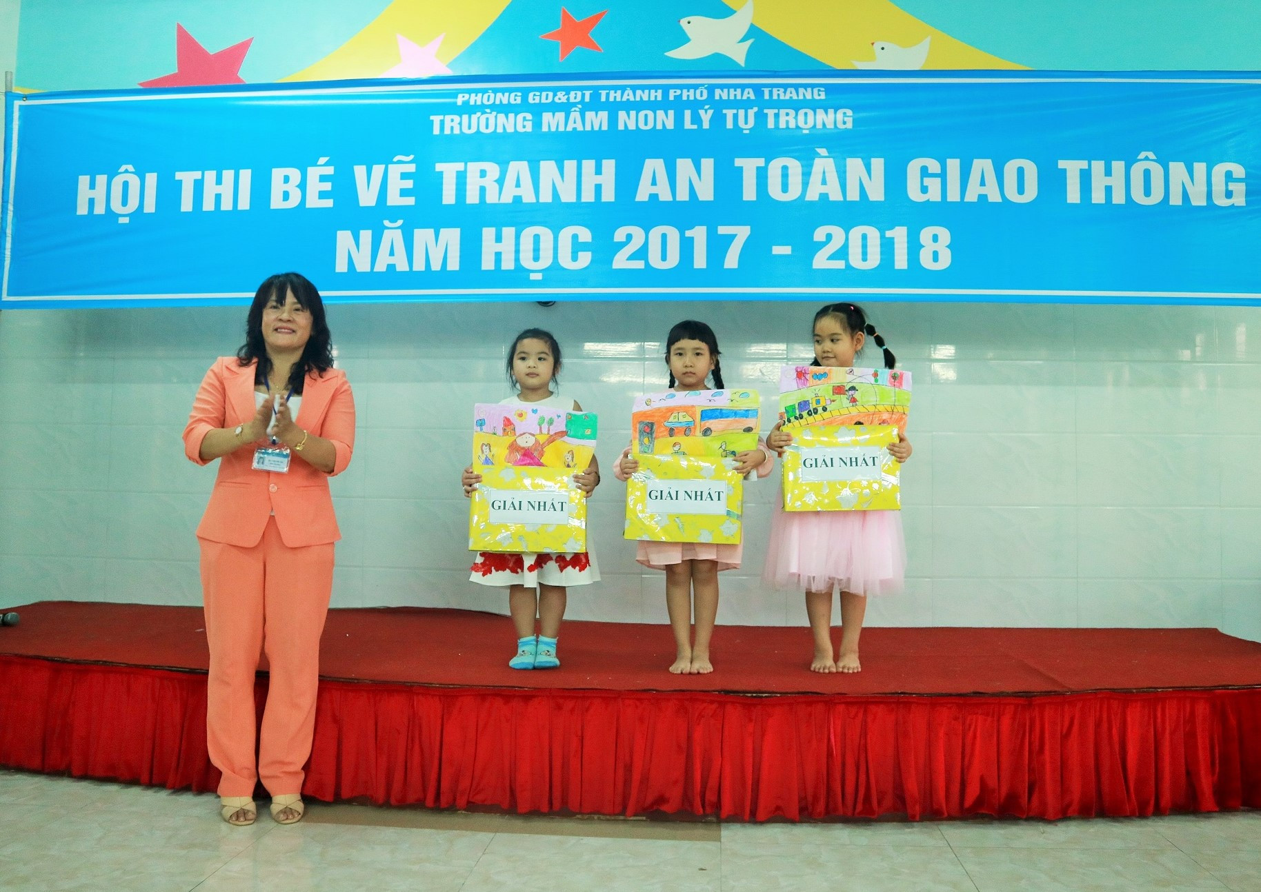 Bà Bùi Thị Thu Hà - Hiệu trưởng nhà trường trao phần thưởng cho các cháu đạt giải