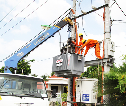 Replacing old transformer with new one in Vinh Phuong Commune, Nha Trang
