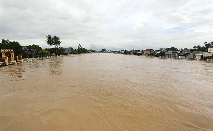Mặc dù đã có kè kiên cố, nước trên sông Dinh Ninh Hòa đã tràn bờ.