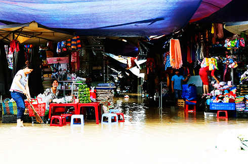 Nước tràn vào chợ Dinh  Ninh Hòa trưa 1-11