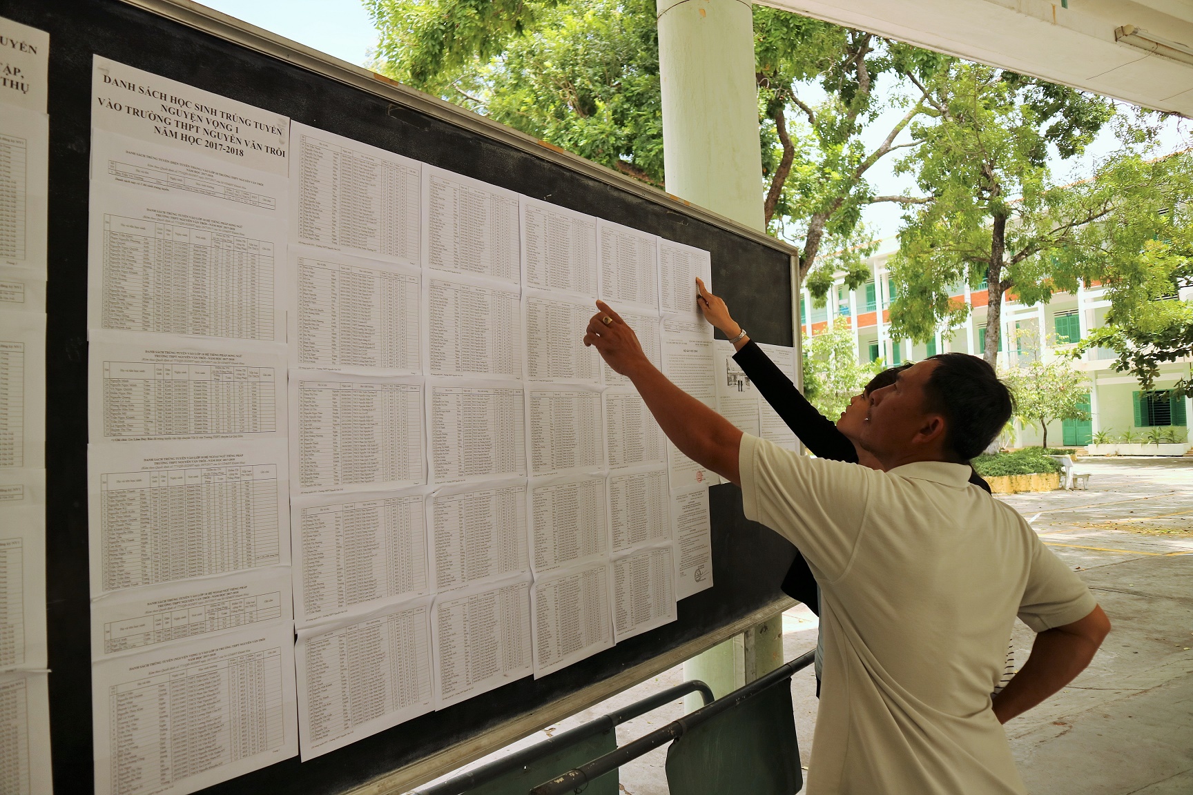 Phụ huynh học sinh xem kết quả xét tuyển vào lớp 10 năm học 2016-2017 tại Trường THPT Nguyễn Văn Trỗi (TP. Nha Trang).