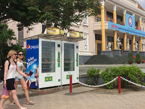 Máy bán hàng tự động của Công ty TNHH Máy bán hàng tự động Minh Lâm tại khuôn viên Trung tâm hội nghị tỉnh. 