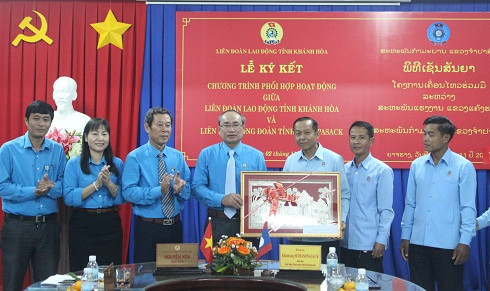 Đại diện Liên đoàn Lao động tỉnh Khánh Hòa tặng quà cho đại diện Liên hiệp Công đoàn tỉnh Chămpasack.