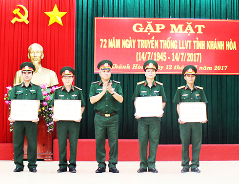 Ban Chỉ huy Quân sự TP. Nha Trang là 1 trong 4 đơn vị xuất sắc của lực lượng vũ trang tỉnh được Bộ Quốc phòng tặng bằng khen