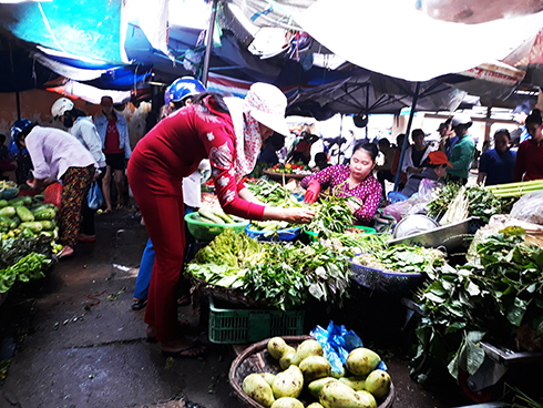 Một sạp rau tại chợ Vĩnh Hải