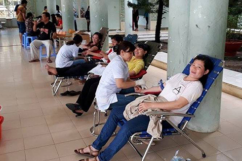 Người dân thị xã Ninh Hòa tham gia hiến máu tình nguyện