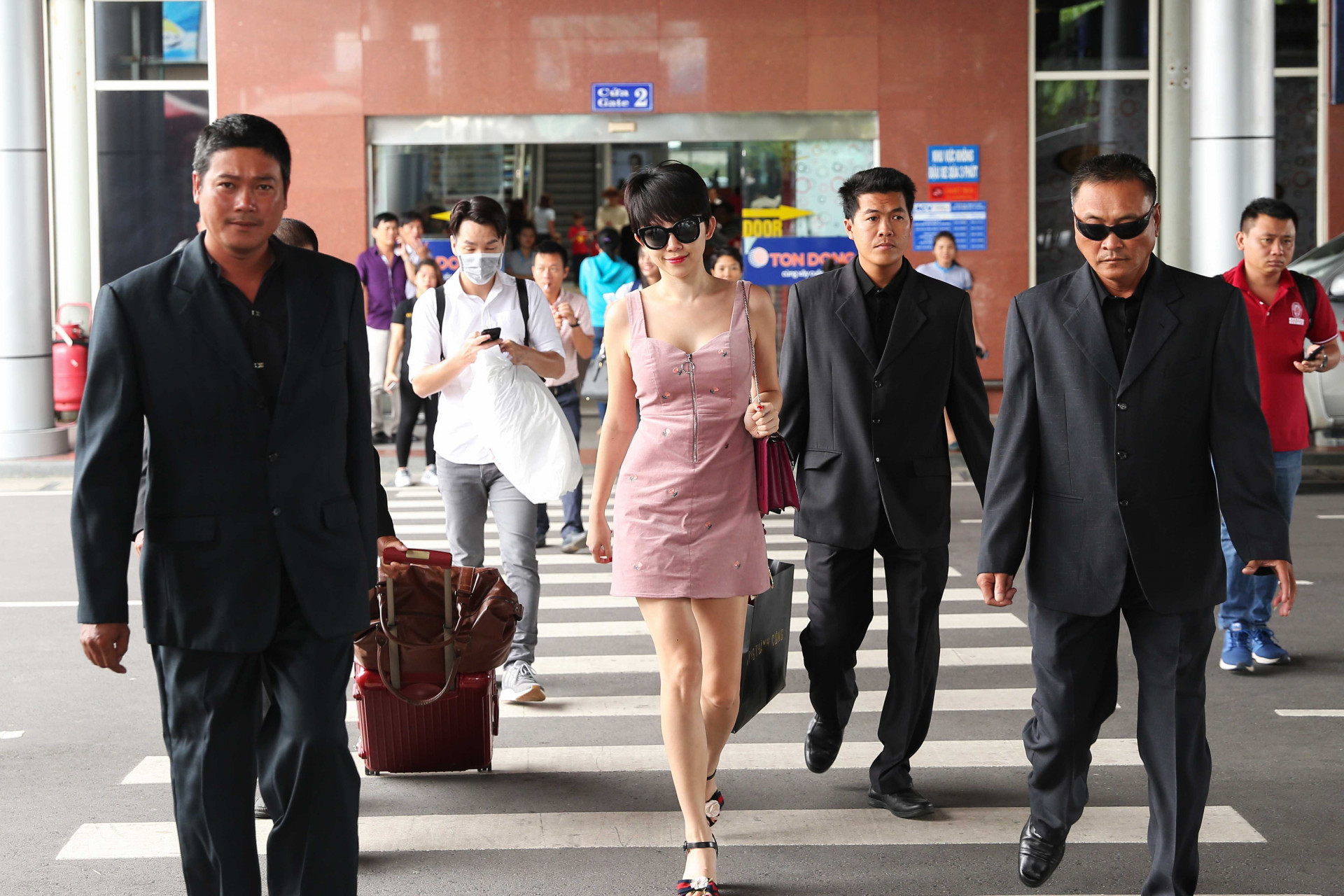 Ca sĩ Tóc Tiên nổi bật với váy hồng cá tính
