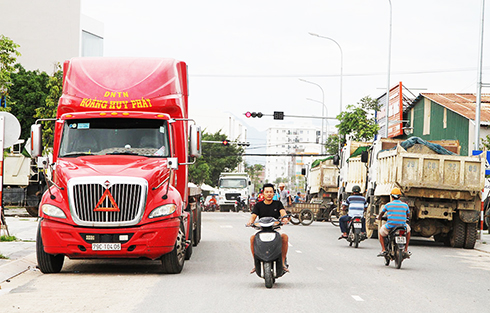 Xe tải đậu hai bên đường A4, đoạn thuộc Khu đô thị Lê Hồng Phong I