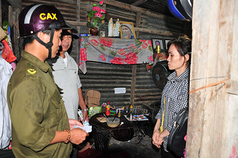 Chính quyền xã Cam An Bắc đến vận động người dân di dời về nơi an toàn