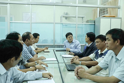 Ông Nguyễn Duy Bắc làm việc với lãnh đạo huyện Vạn Ninh về công tác phòng chống bão.