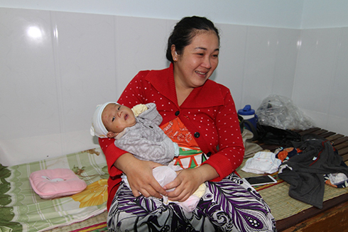 Chị Vân cùng con nhỏ mới 2 tháng tuổi di dời đến trạm biên phòng Hòn Rớ
