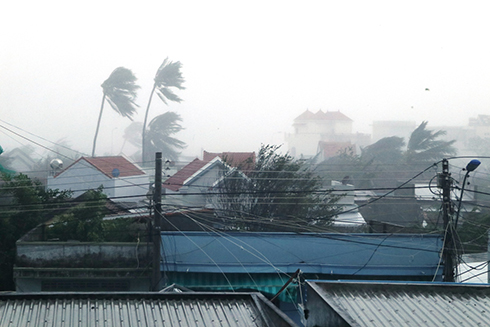Sức gió bão hiện nay trên địa bàn huyện Vạn Ninh rất mạnh.
