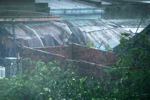 Một nhà dân ở thị trấn Vạn Giã bị tốc hẳng phần mái nhà.
