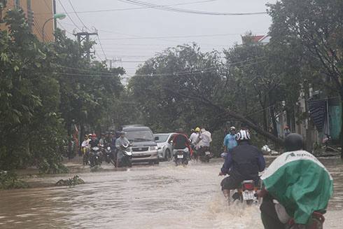 Ngập lụt gây ách tắc giao thông trên đường Điện Biên Phủ