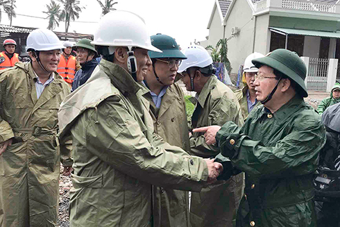 Phó Thủ tướng Trịnh Đình Dũng trao đổi với Chủ tịch tỉnh Khánh Hòa Lê Đức Vinh