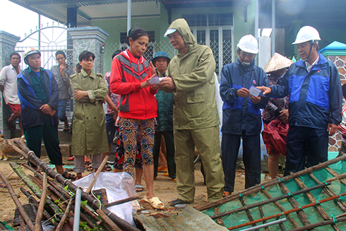 Ông Trần Sơn Hải động viên, tặng quà gia đình bà Nguyễn Thị Kim Phượng (phường Ninh Thủy) có nhà bị sập hoàn toàn.