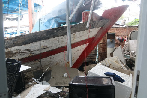 Mũi một tàu công suất lớn bị sóng đánh văng vào một nhà dân làm sập nửa căn nhà bên vịnh Cam Ranh.