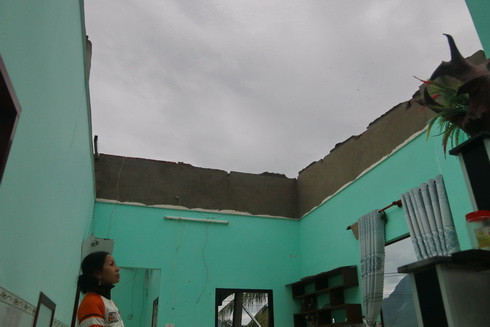 nhà bà Nguyễn Thị Cẩm Phượng, ở thôn Tân Hiệp, xã Cam Phước Đông bị tốc mái, trơ tường gạch.