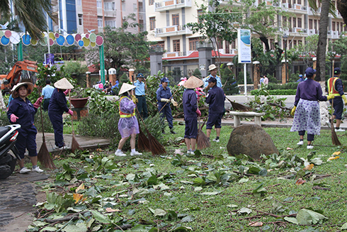 Công nhân khẩn trương dọn sạch bờ biển đường Trần Phú, Nha Trang