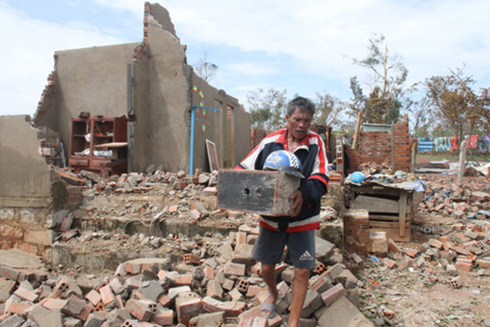 Ông Nguyễn Văn Thanh, thôn Lương Phước, xã Diên Bình tìm kiếm đồ đạc trong căn nhà đổ nát