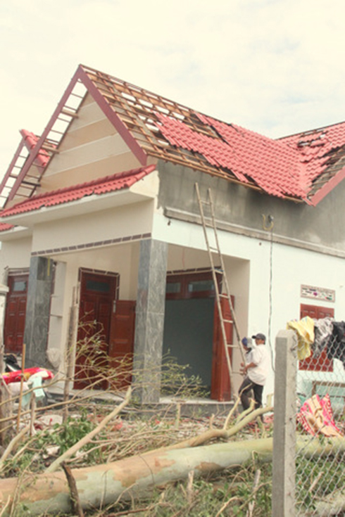 Người dân ở Diên Khánh đang lợp lại nhà