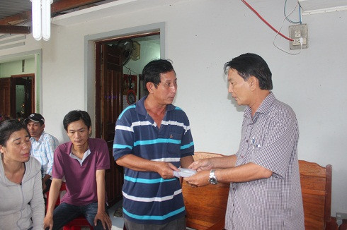 Ông Võ Lục Phẩm trao hỗ trợ cho gia đinh nạn nhân Lê Văn Lê (xã Vạn Phước)