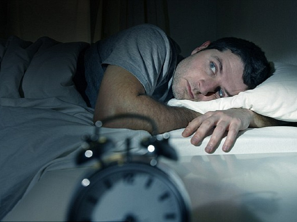 Thiếu ngủ sẽ làm tăng rủi ro của bệnh đột quỵ và tim mạch như hút thuốc thường xuyên SHUTTERSTOCK