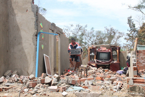 Bão số 12 đã làm hàng chục ngôi nhà ở Khánh Hòa bị sập, tốc mái