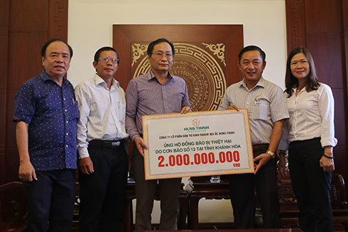 Đại diện Công ty Cổ phần đầu tư kinh doanh địa ốc Hưng Thịnh (bên phải) đã trao tặng 2 tỷ đồng cho lãnh đạo tỉnh UBND Khánh Hòa, UBMTTQ Việt Nam tỉnh Khánh Hòa.