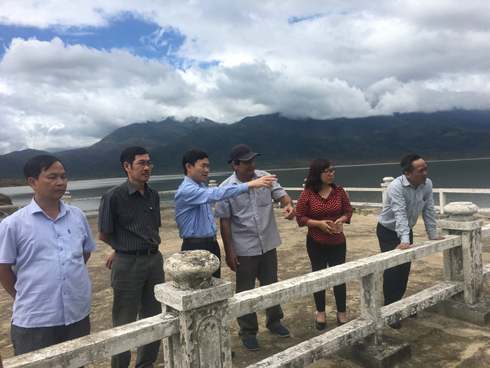 Đoàn kiểm tra của Ban Chỉ đạo Trung ương về phòng chống thiên tại kiểm tra hồ Đá Bàn trưa ngày 6-11.