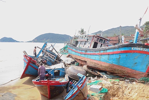 Người dân Vạn Ninh sửa chữa lại tàu thuyền sau bão.