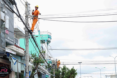 Nỗ lực khắc phục lưới điện ở Vạn Ninh.