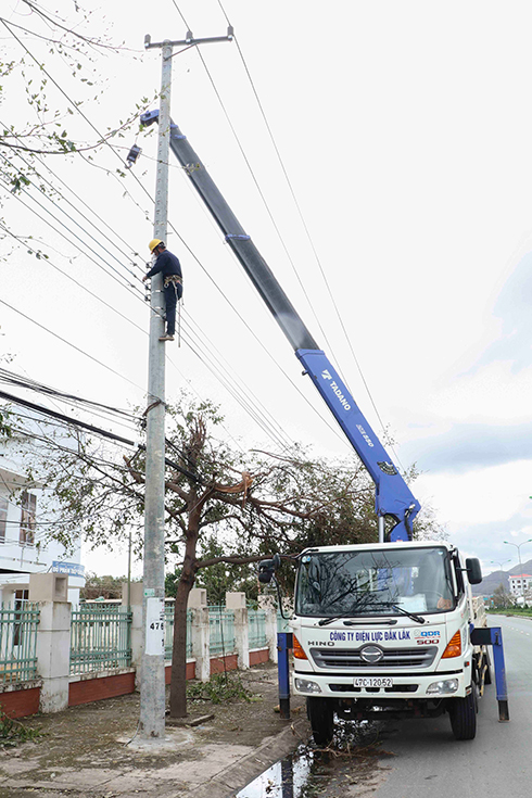 Công nhân điện lực tỉnh Đắk Lắk hỗ trợ khắc phục lưới điện cao thế tại Vạn Ninh.