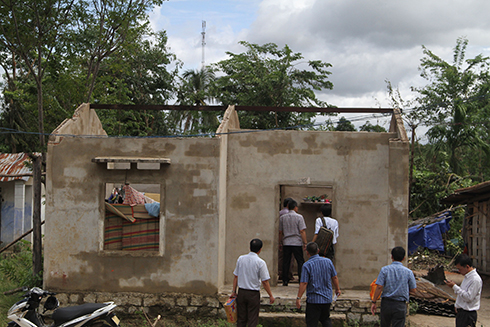 Nhiều nhà ở huyện Khánh Vĩnh bị tốc mái