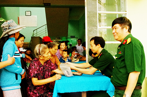 Các y, bác sĩ của Bệnh viện Quân y 87 khám bệnh cho người dân xã Ninh Thân
