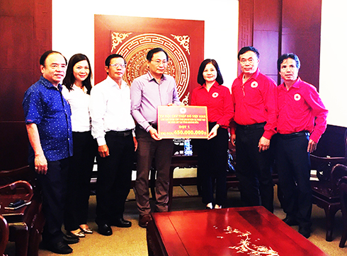 Đại diện UBND tỉnh, đồng chí Nguyễn Đắc Tài - Phó Chủ tịch UBND tỉnh nhận 450 triệu đồng hỗ trợ từ Trung ương Hội Chữ thập đỏ Việt Nam