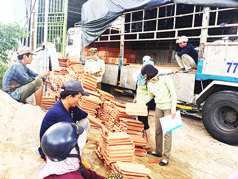 Đội Quản lý thị trường số 2 kiểm tra tại cơ sở kinh doanh vật liệu xây dựng Thành Tỷ (Ninh An, Ninh Hòa)