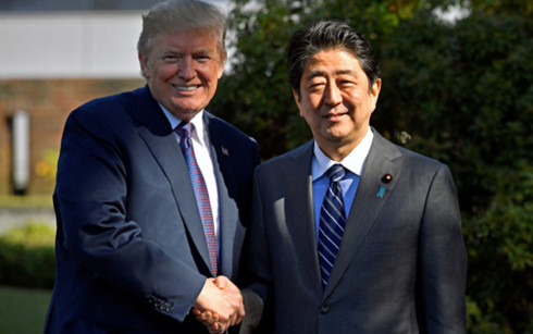 Tổng thống Mỹ Donald Trump (trái) và Thủ tướng Nhật Bản Shinzo Abe. (Ảnh: AOL)