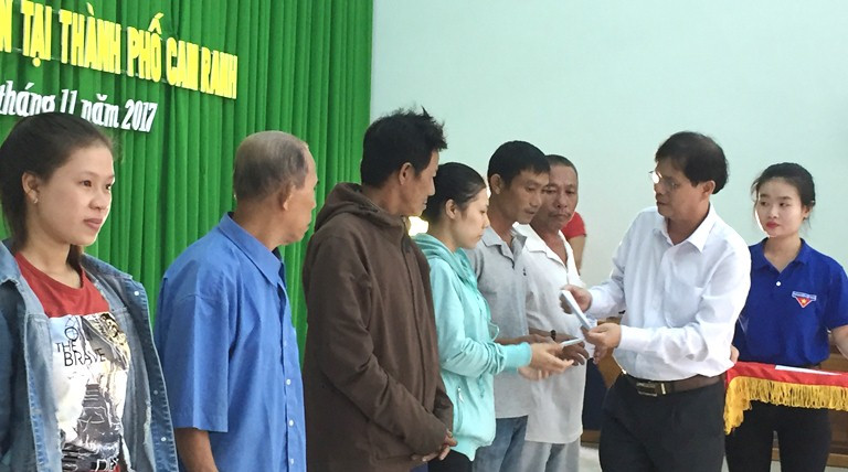 Ông Nguyễn Tấn Tuân trao quà cho các gia đình khó khăn ở TP. Cam Ranh
