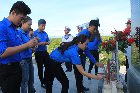 Đoàn viên, thanh niên thắp hương trước bia khắc tên các liệt sĩ.