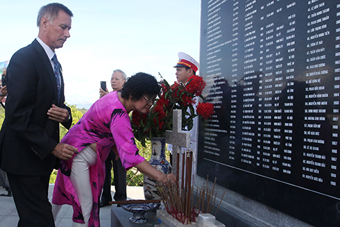 Đại biểu người Việt và Nga thắp hương trước bia khắc tên các liệt sĩ.