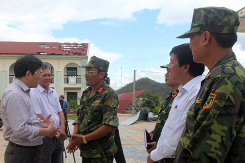 Ông Nguyễn Duy Bắc động viên lực lượng Tiểu đoàn 460, Trung đoàn 974 hỗ trợ sửa chữa Trường THCS Chu Văn An (xã Khánh Hiệp).