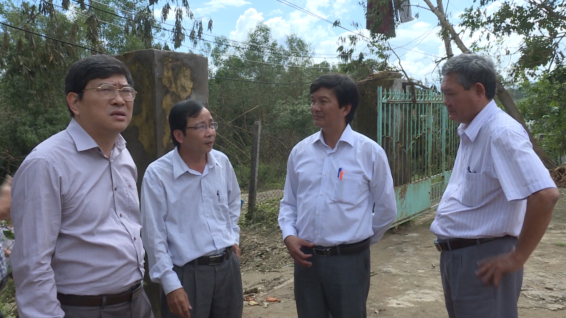 Ông Nguyễn Duy Bắc (bìa trái) đi thăm các trường. 