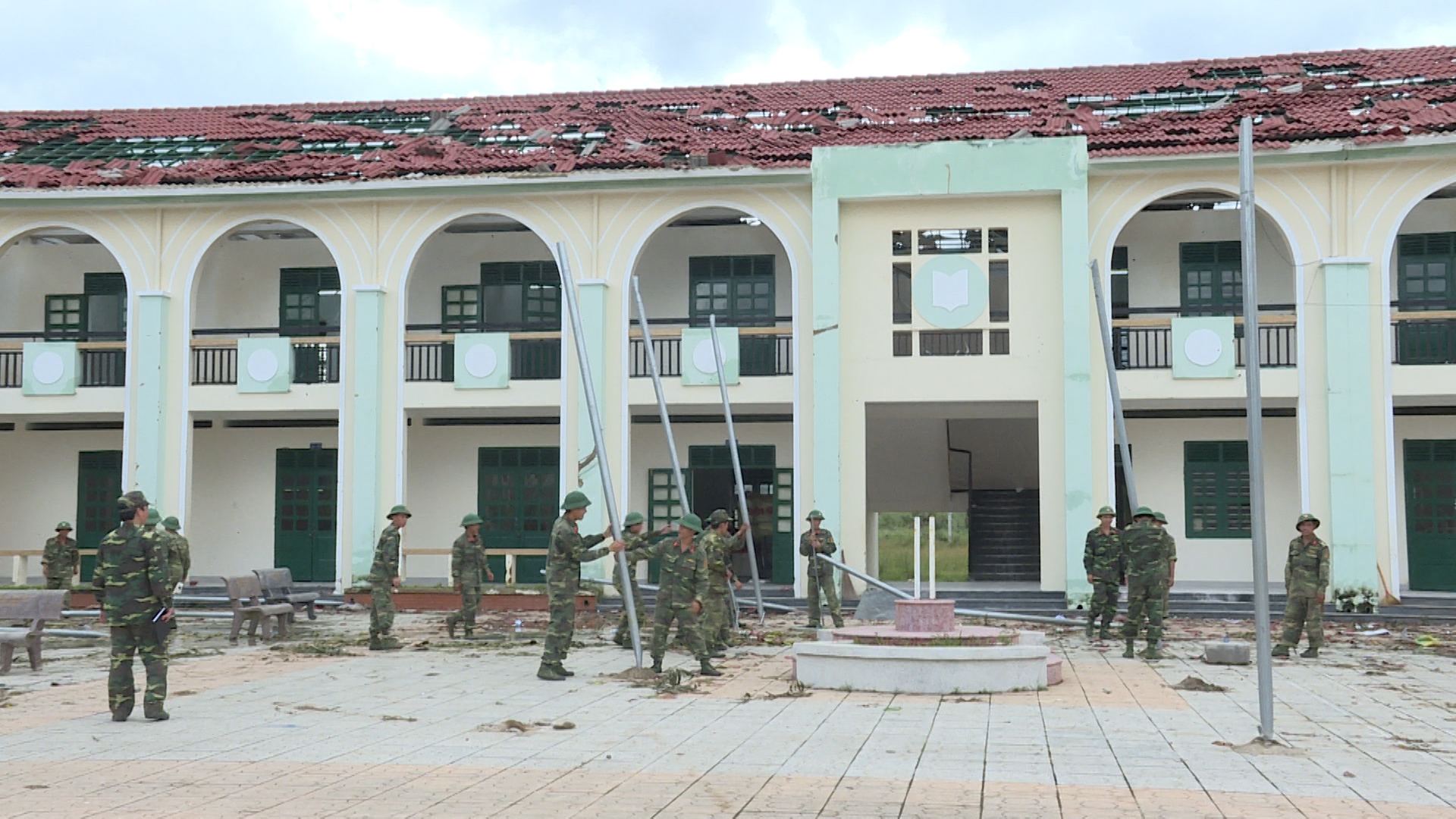 Trường THCS Chu Văn An (xã Khánh Hiệp, huyện Khánh Vĩnh) mới xây và đưa vào sử dụng năm 2013 đã bị bão làm hư hỏng toàn bộ mái. 