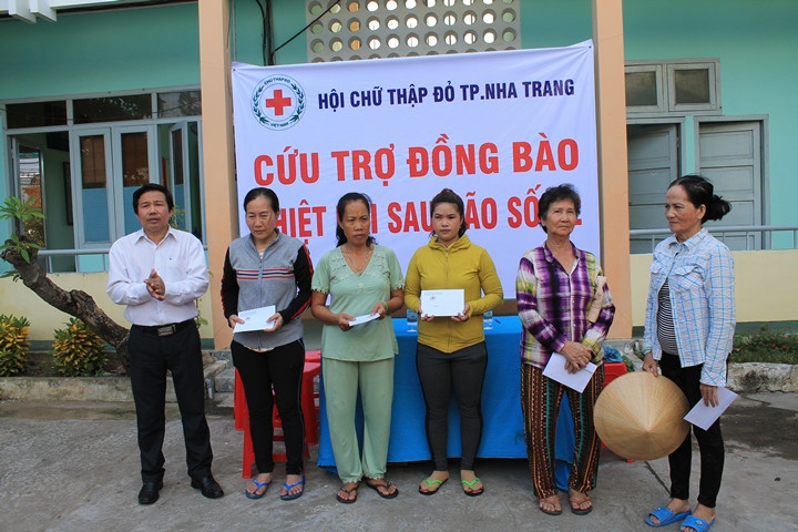 Các hộ dân ở phường Vĩnh Nguyên nhận quà hỗ trợ của Hội Chữ thập đỏ TP. Nha Trang
