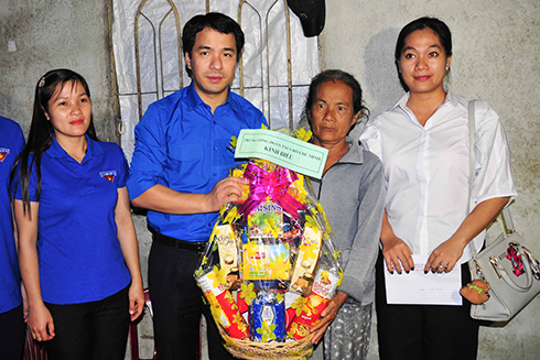 Đại diện Trung ương Đoàn trao quà cho bà Nguyễn Thị Được