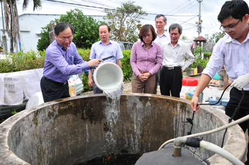 Đoàn kiểm tra giếng nước tại nhà người dân ở xã Diên Điền.