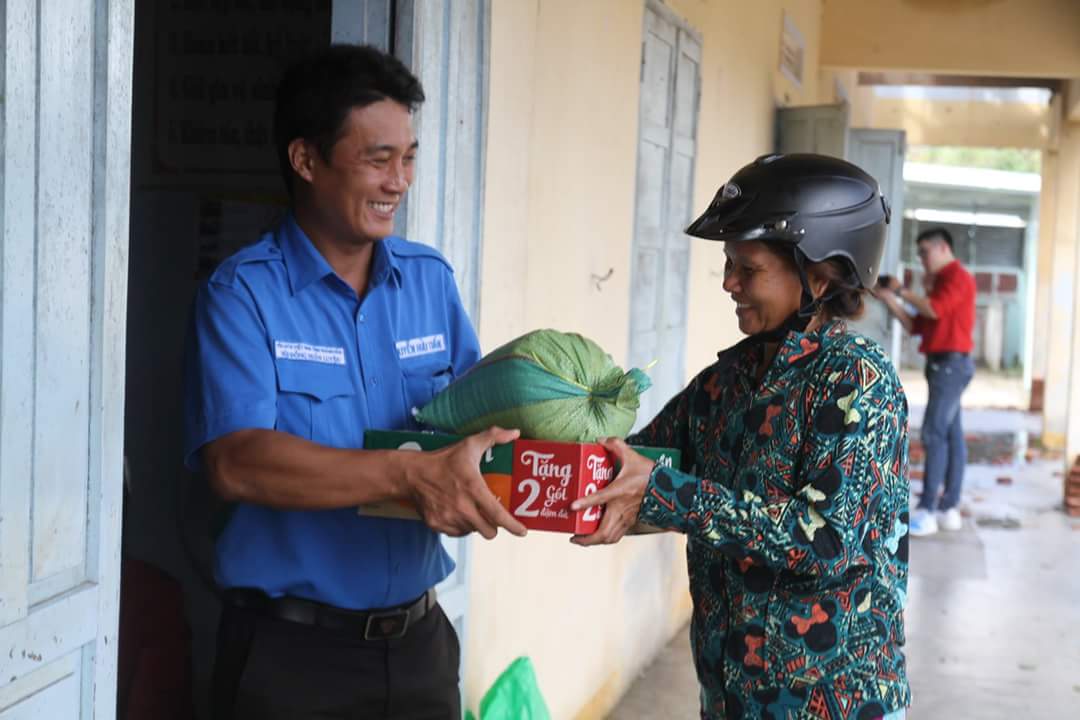Những suất quà cứu trợ gửi tới người dân nơi tâm bão Vạn Ninh